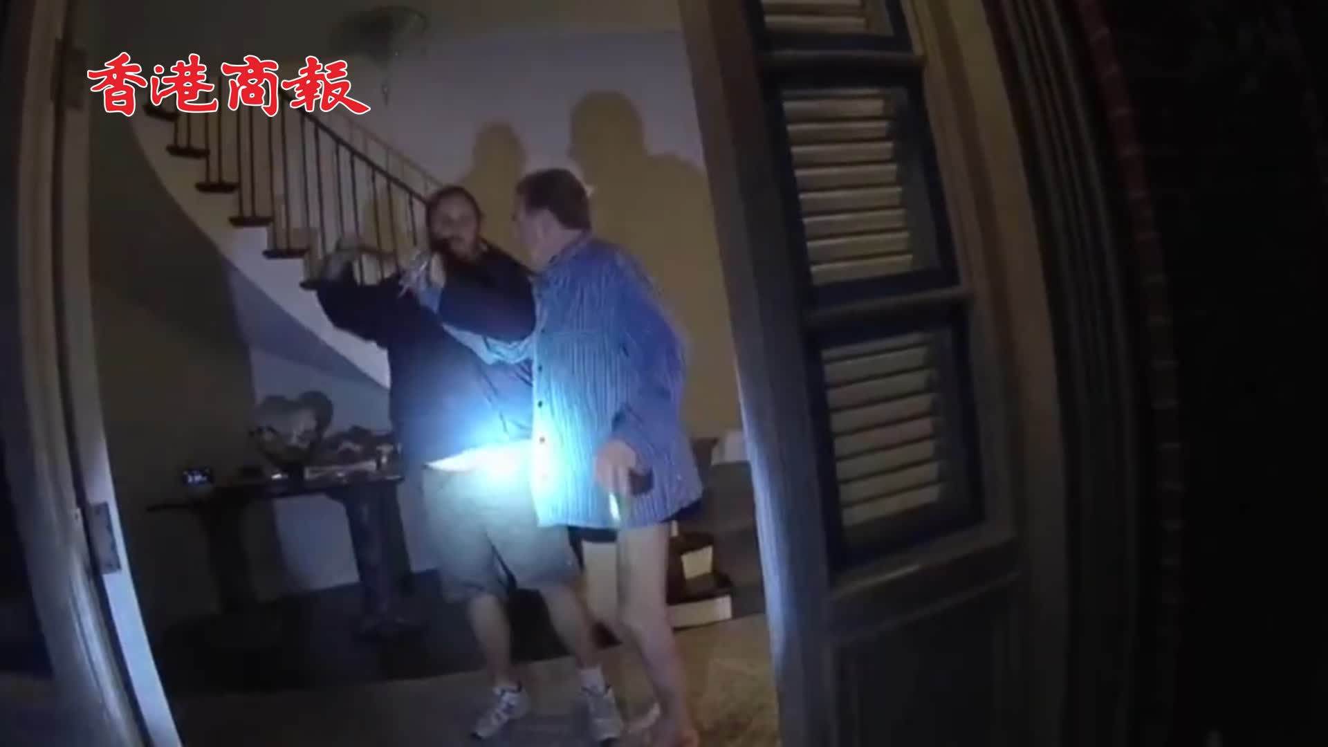 有片 | 美法院公布佩洛西丈夫遭襲視頻 入侵者揮鐵搥攻擊保羅