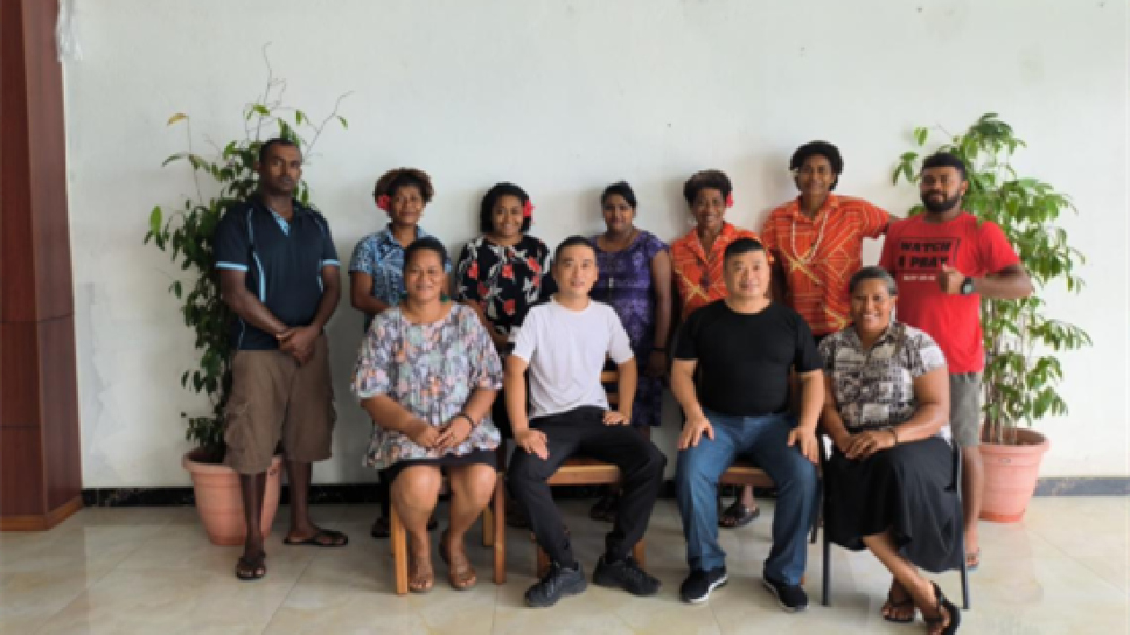 外國友人組團包餃子 感受濃濃中國年味