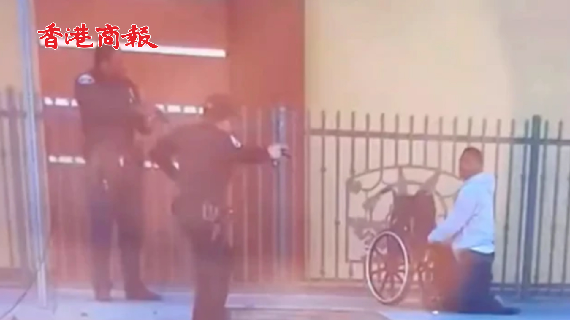 有片丨雙腿截肢黑人男子持刀躲追捕 被美警連開10槍當場身亡