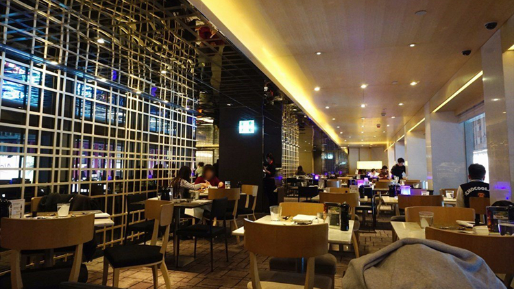 5人於尖沙咀港威酒店THREE ON CANTON晚膳後疑食物中毒