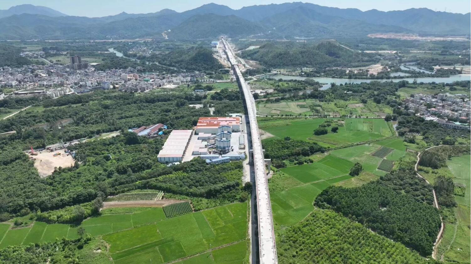 廣汕鐵路深汕段開始鋪軌  全線通車進入「倒計時」