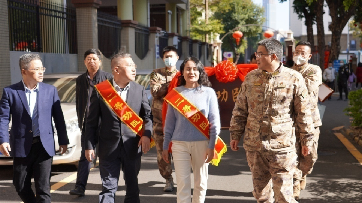 深圳市南山區為二等功臣家屬送喜報牌匾