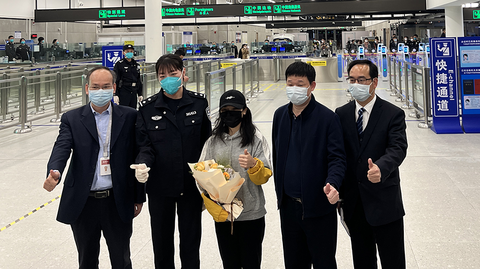 有片｜皇崗口岸恢復24小時通關 首位香港旅客零時抵深