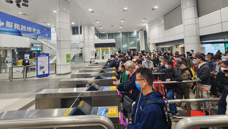 圖集丨羅湖口岸開閘 香港側大批旅客有序進入