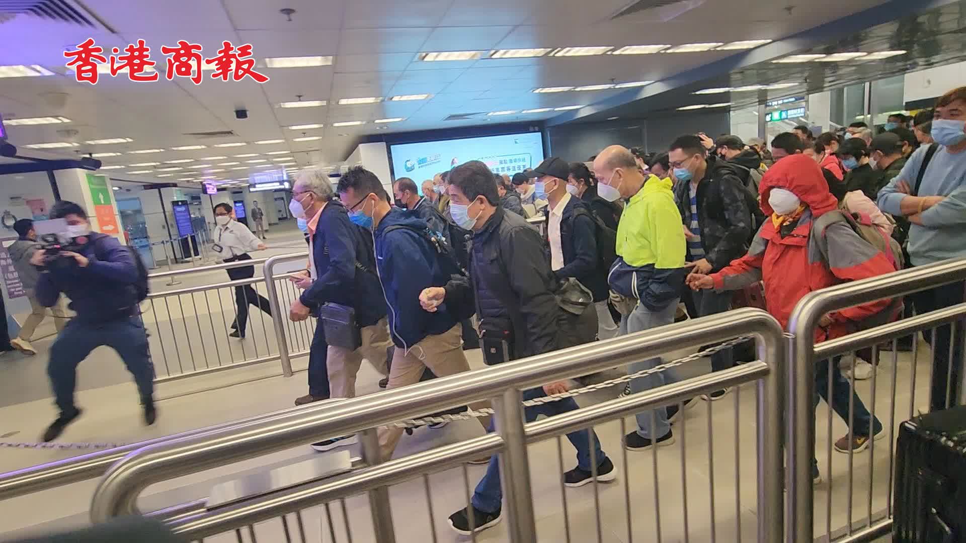 有片 | 衝！！全面開關！！羅湖口岸大批旅客過關