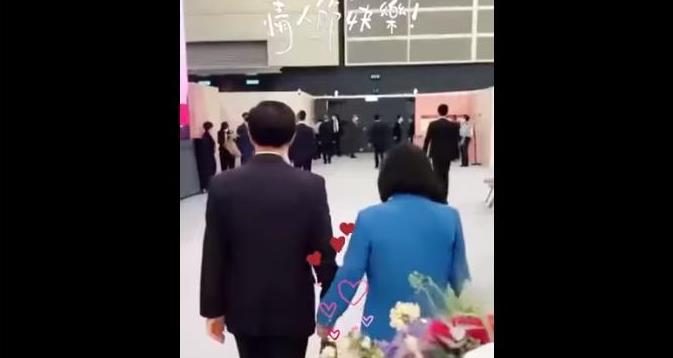 有片丨李家超情人節社交平台放閃 同夫人浪漫拖手