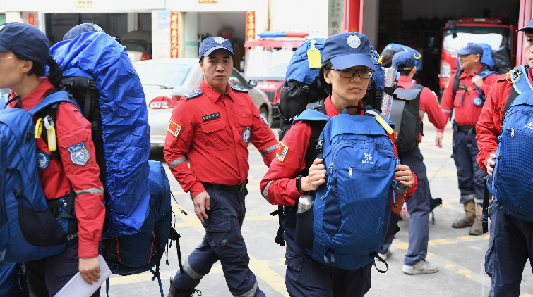 點亮廢墟裏的一束光！救援力量裏的灣區身影