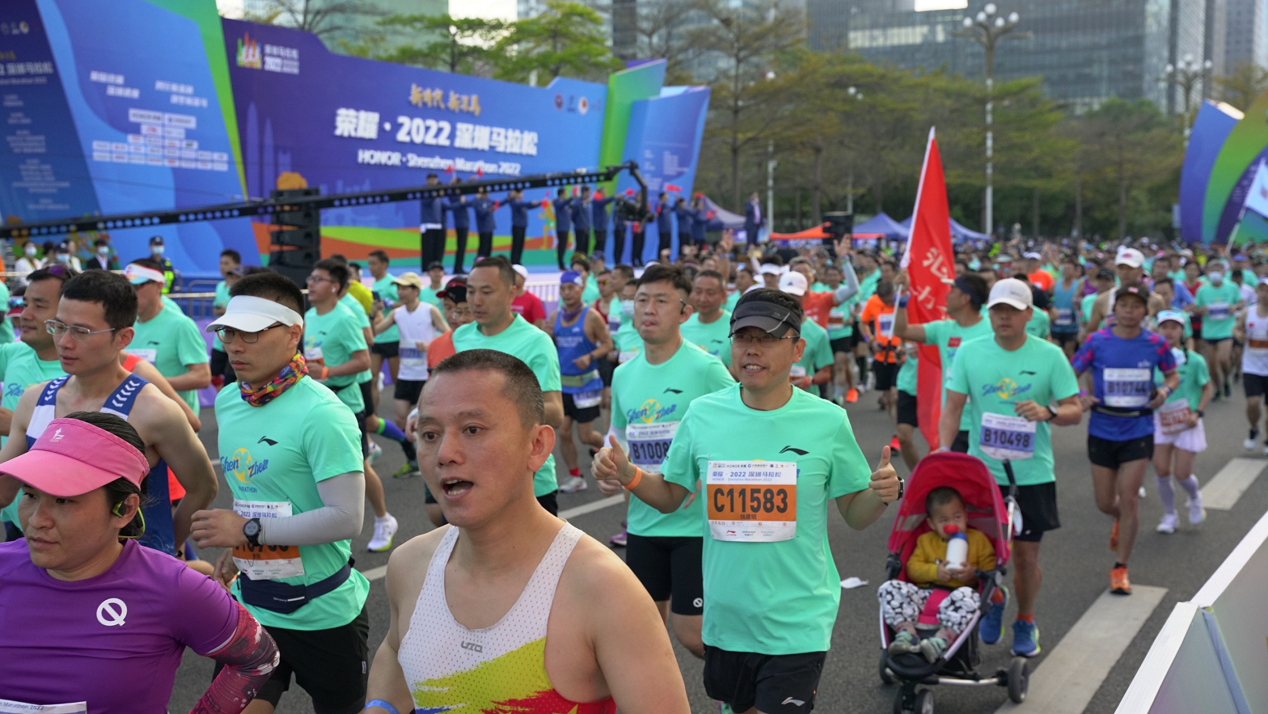 全城沸騰 深圳馬拉松激情開跑 中國選手首奪冠軍創造歷史