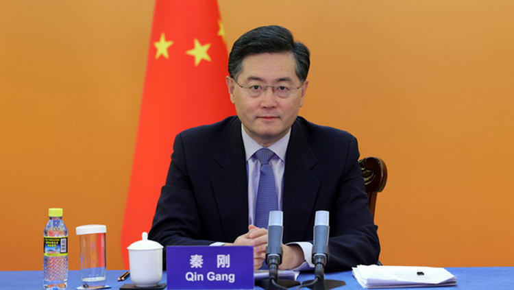 秦剛同英國外交發展大臣克萊弗利通電話