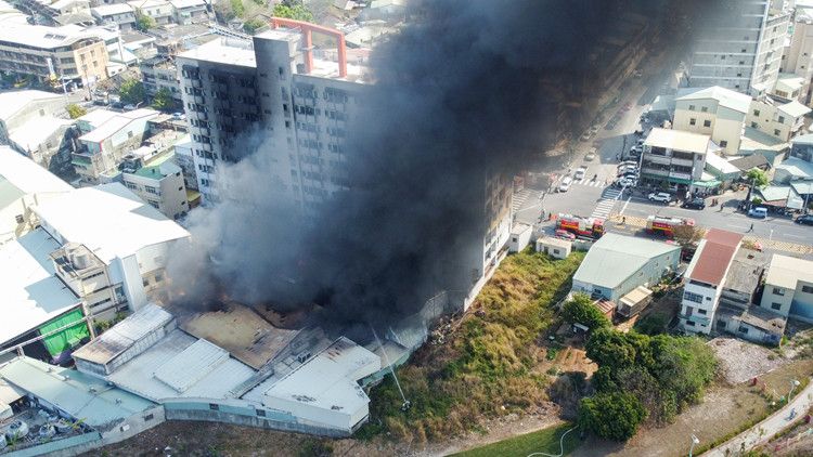 圖集｜台中一工廠突發大火延燒民宅 無人員傷亡