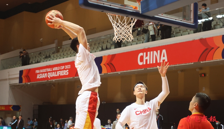 世盃外圍賽｜【有片】香港首當主場 姚明坐陣賽前熱身 觀眾帶國旗助陣