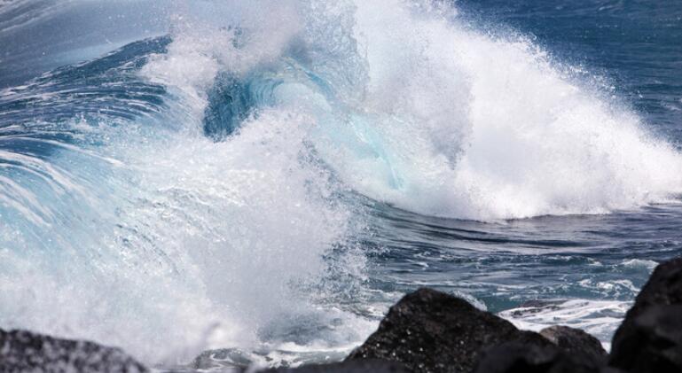 一艘移民船在意大利南部海域沉沒 至少40人喪生