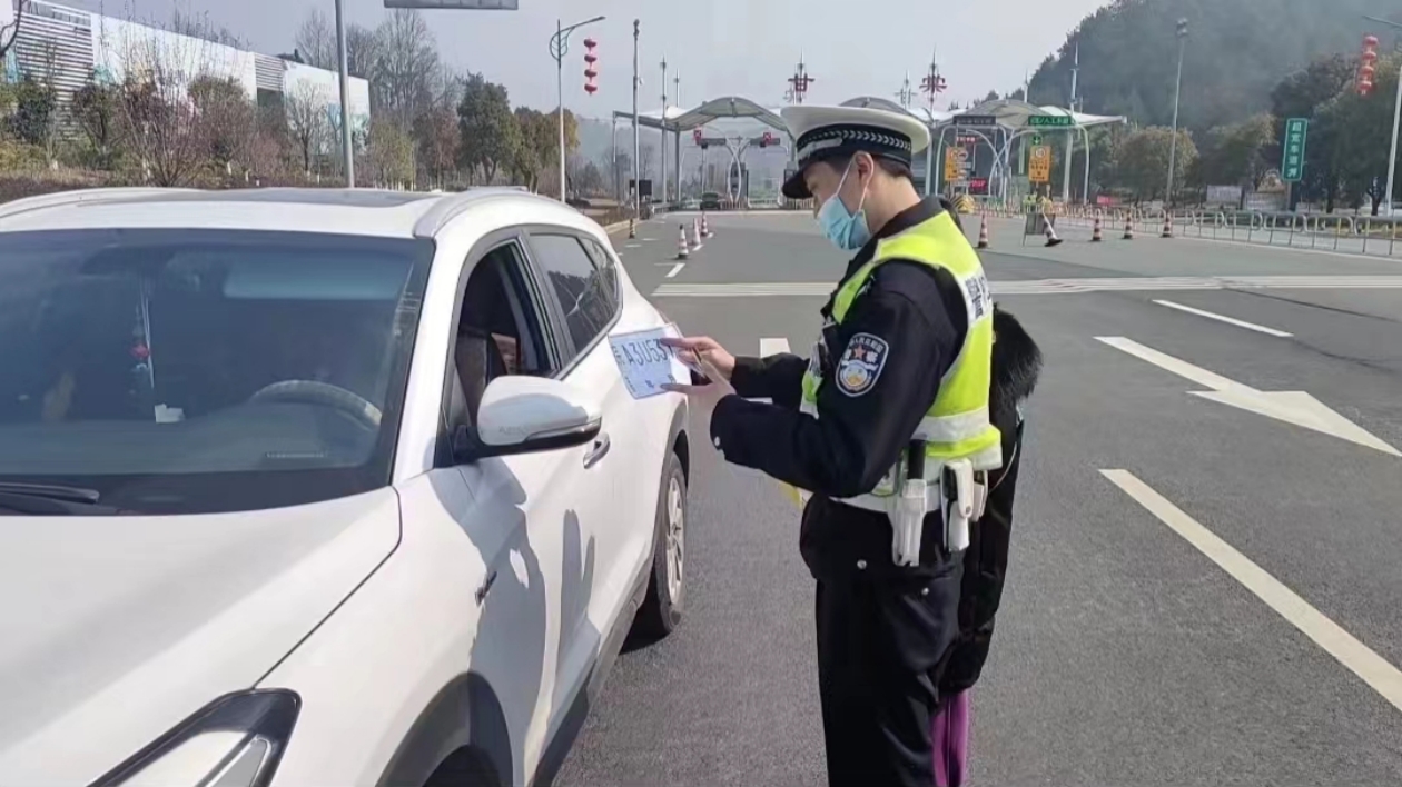 皖黃山交警：「就地上牌」貼心服務