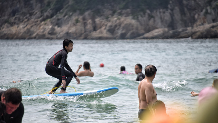 港島南區大浪灣泳灘懸掛紅旗