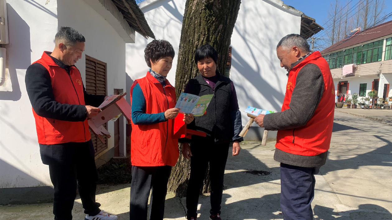 長興霅溪：小板凳「坐」實為民服務，暖人心