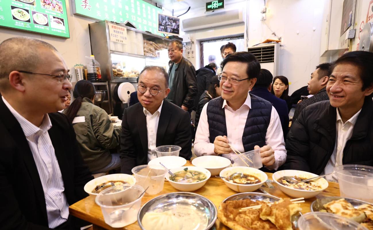 與駐京辦人員老胡同食早餐 李家超：大家有什麼美食推介