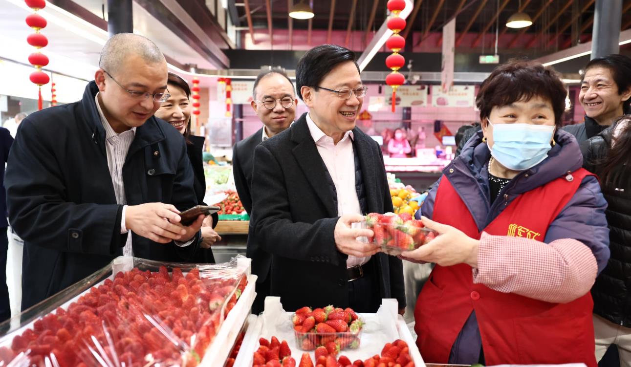 李家超逛北京菜市場 體驗胡同市井生活