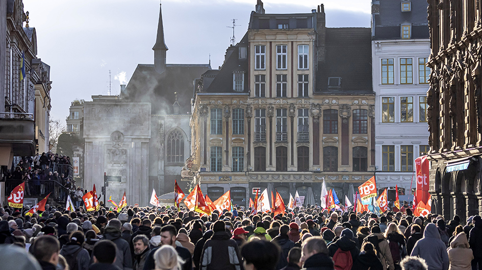 法國政府決定強推延遲退休 改革法案不經議會表決