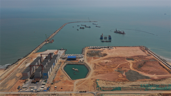 揭陽港前詹作業區通用碼頭一期工程 首座沉箱順利安裝就位