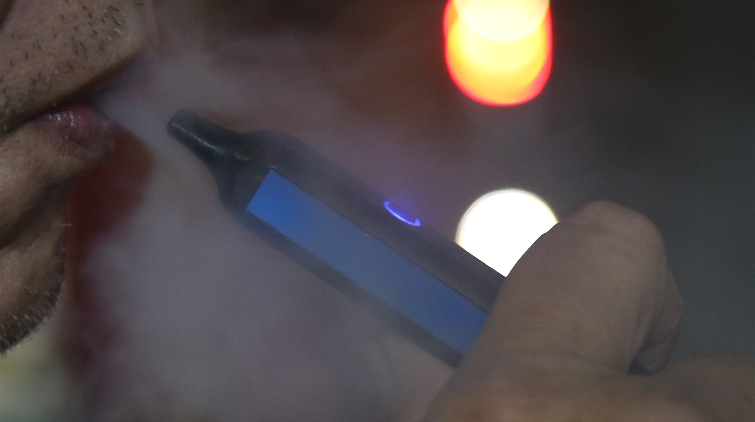 台灣3月22日起全面禁止電子煙 禁煙年齡提至20歲