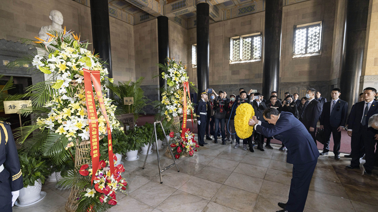 有片丨中山陵拜祭「偶像」很興奮 馬英九：和平奮鬥  振興中華