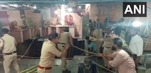 印度一寺廟坍塌至少12人死亡