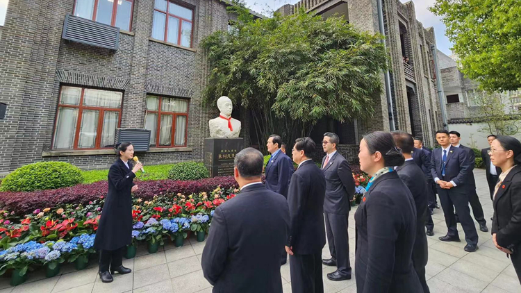 有片｜馬英九和姐妹訪媽媽母校 難掩激動用家鄉話致謝