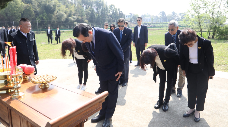 尋根償願 | 湖南話祭慰爺爺 馬英九淚灑祖墳前：遵遺訓 終還願