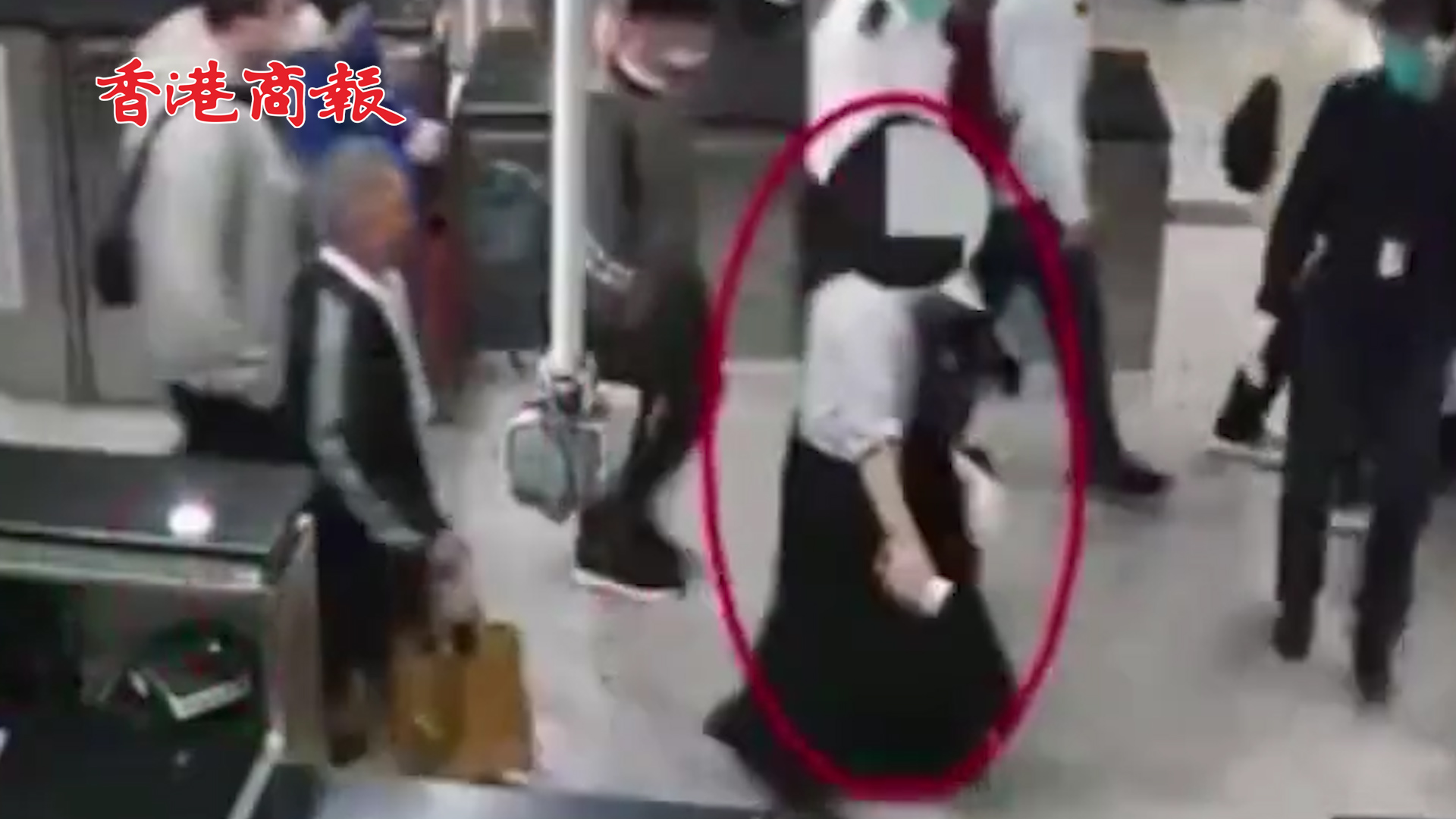 有片丨女子腿綁14瓶茅台入境被查 網友戲稱其是「飛茅腿」