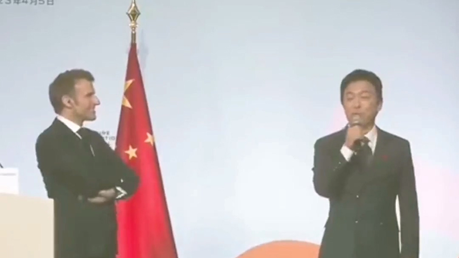 有片｜黃渤看「小抄」飆法語 馬克龍變身教師示範讀音