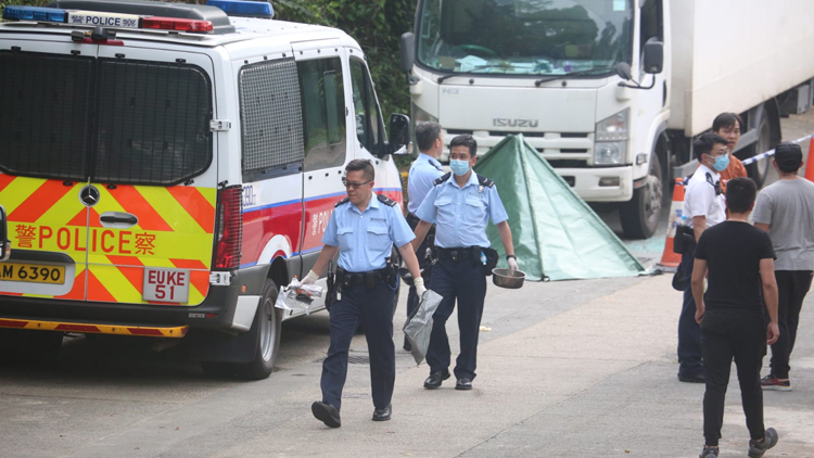 西貢男子車內燒炭亡 老父擁屍激動痛哭