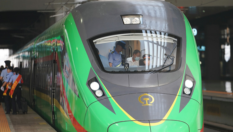中老鐵路開行國際旅客列車 昆明至萬象間當日通達