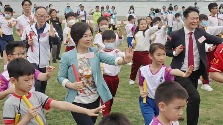 元朗警區長幼齊迎國安教育日 武動雙節棍共誓守城