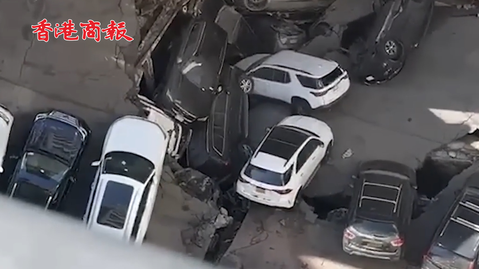 有片丨美國紐約一停車樓倒塌 汽車「疊羅漢」堆積廢墟中