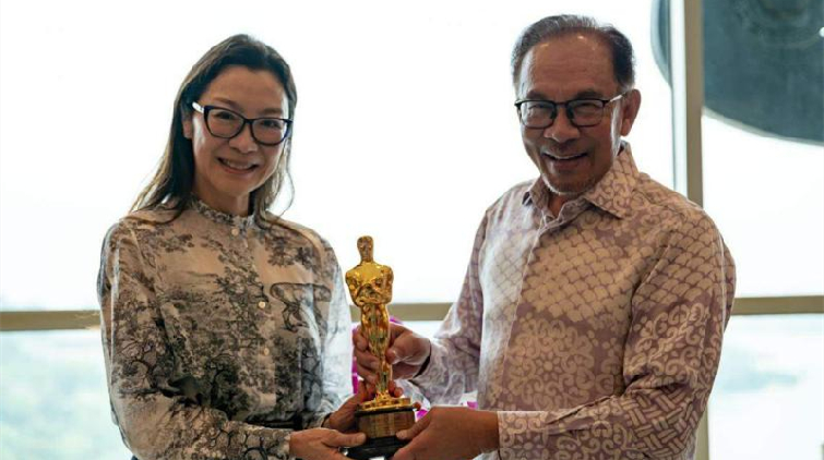 楊紫瓊攜奧斯卡獎座與馬來西亞首相安華會面
