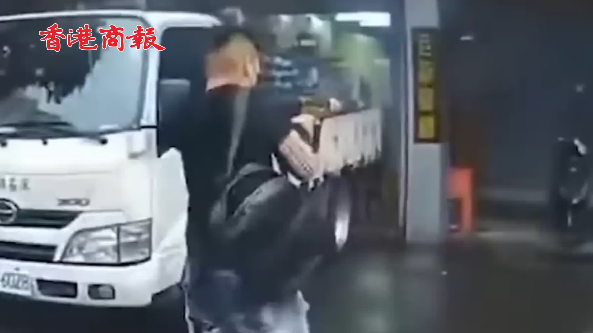 有片｜ 台灣17歲少年持沖鋒槍街頭掃射 投案稱自己心情不好