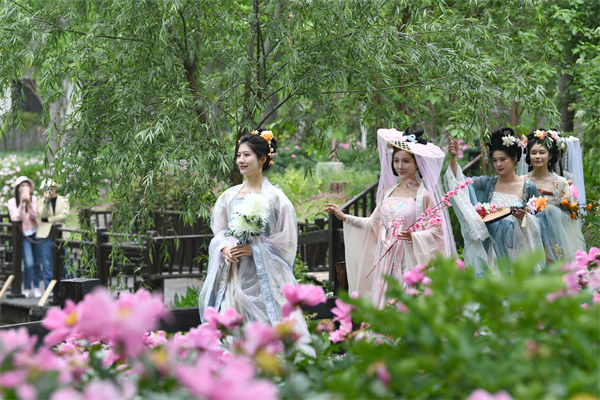 春序濱湖共赴花約 華服「仙子」驚艷亮相