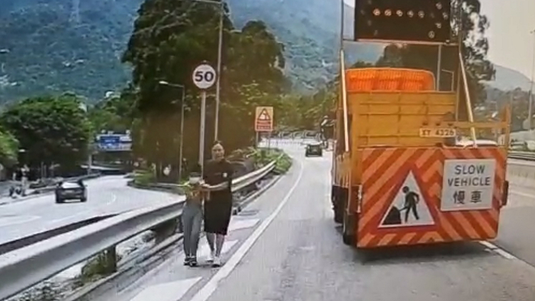 患自閉症7歲男童高速公路走失 休班女警長主動落車拯救