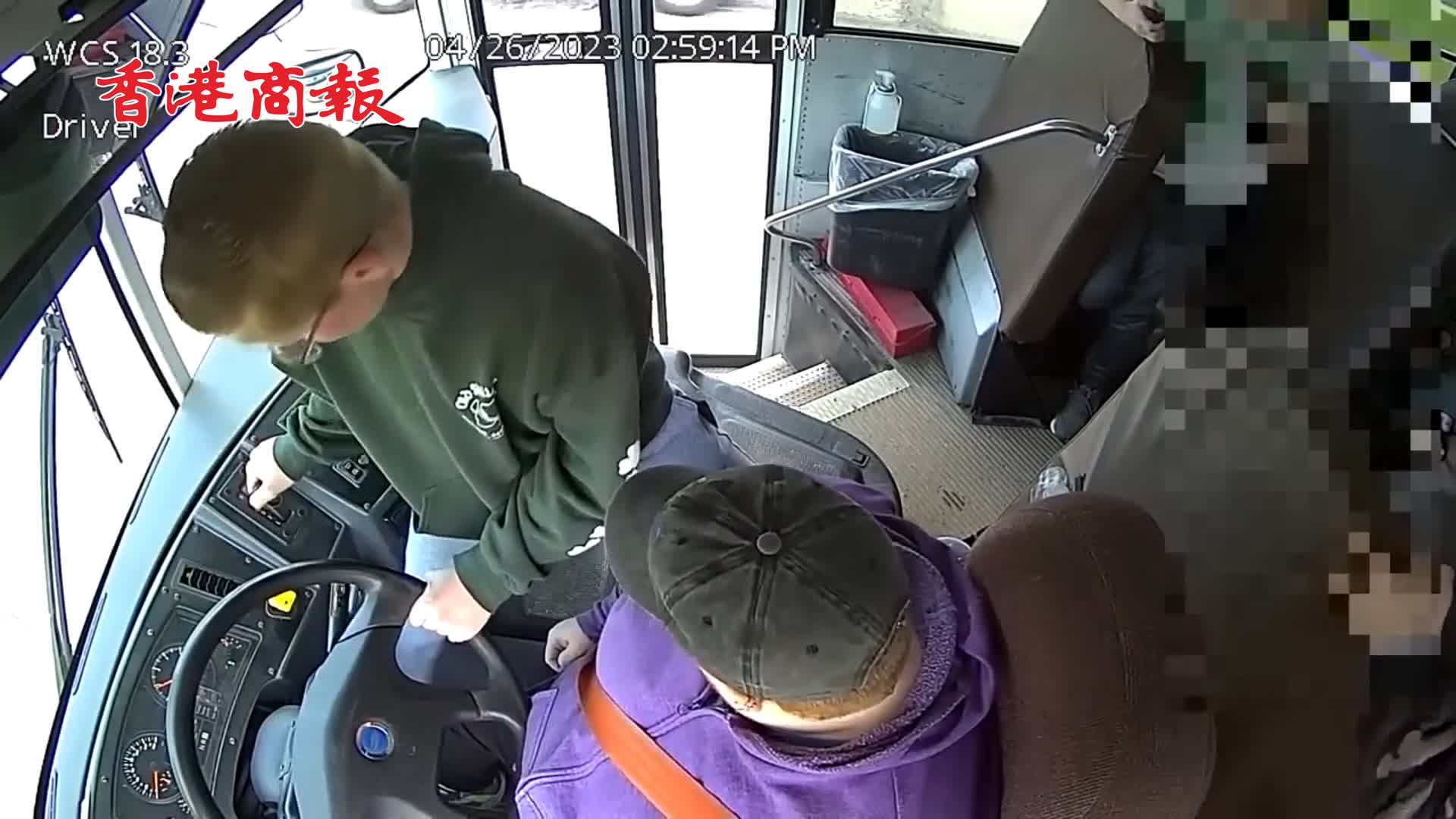 有片｜美校車司機行駛中突發暈厥 一七年級學生勇敢剎車成「英雄」