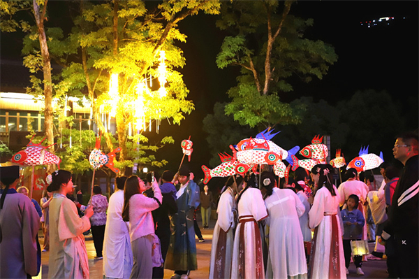 賞美景逛市集聽戲曲 皖休寧縣五一長假將煙火氣拉滿