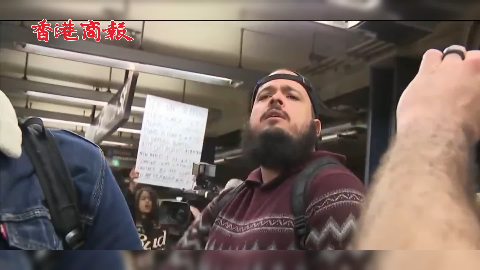 有片｜美海軍陸戰隊員地鐵上勒死流浪漢 被無罪釋放惹議