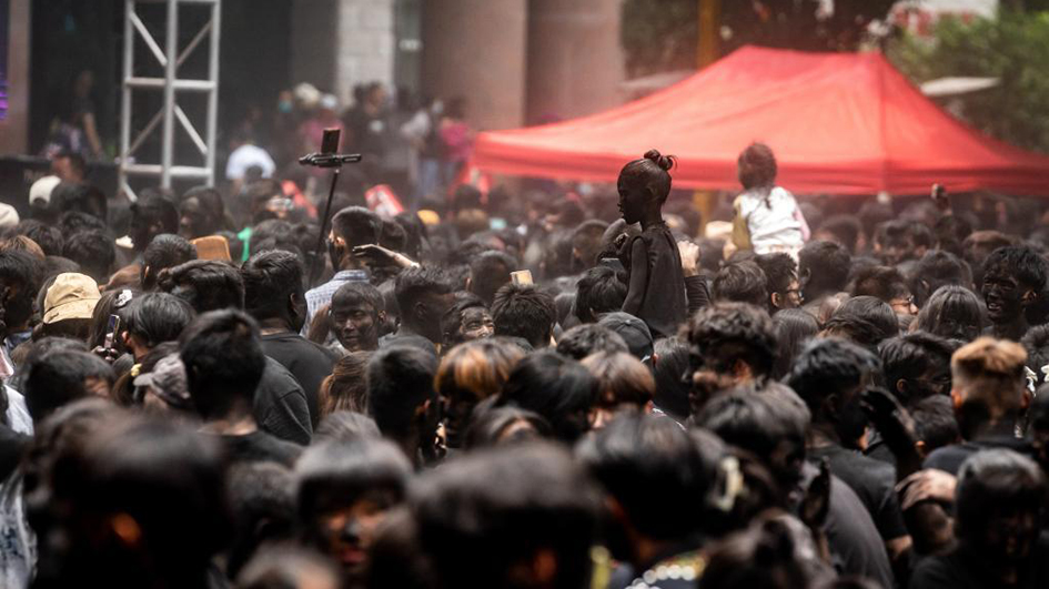 有片｜抹黑臉活動雲南萬人狂歡 民警同樂：抹得越黑祝福越多！