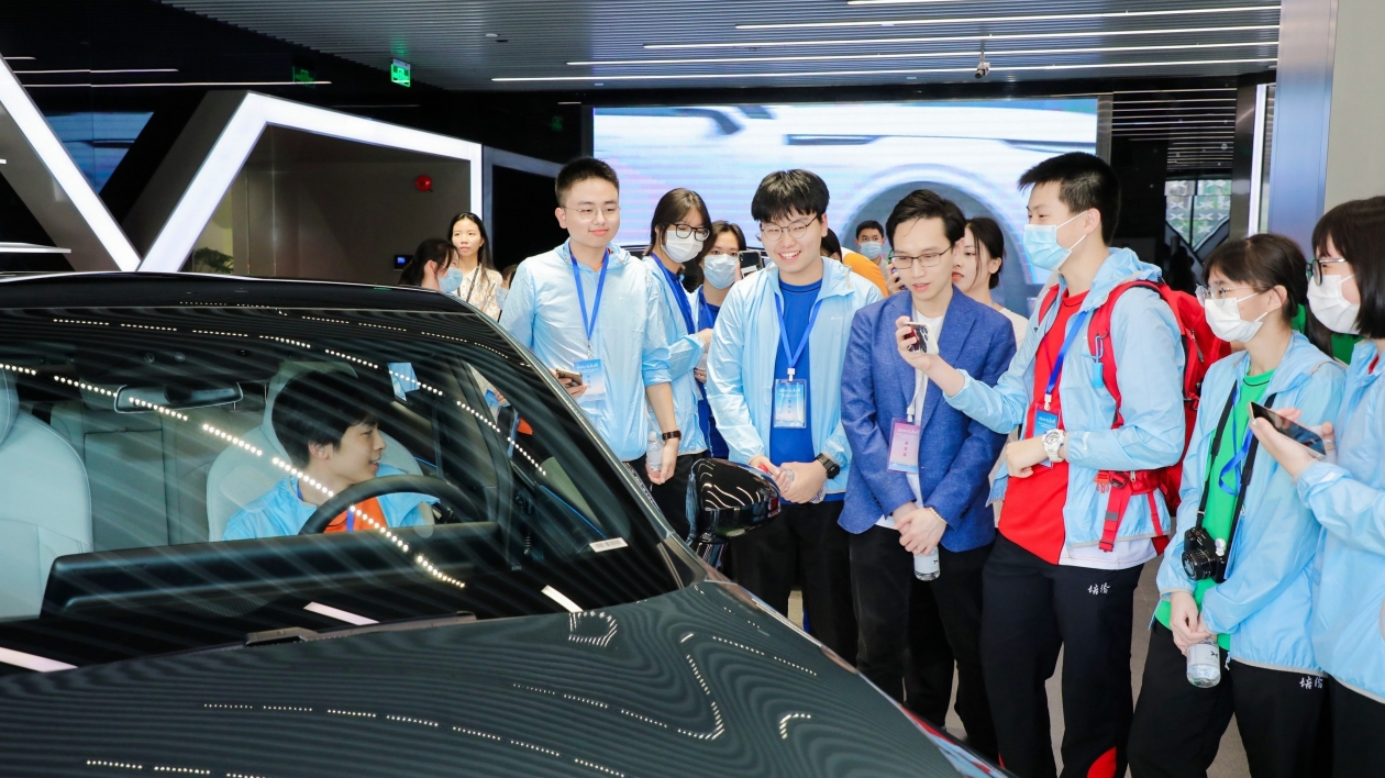 港青分享灣區發展心路歷程  百名港生相聚廣州體驗「創科之路」