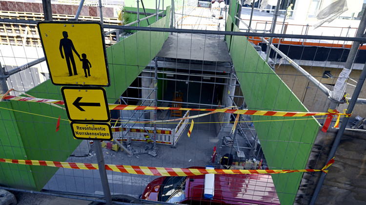 芬蘭一行人天橋倒塌致27人受傷 大部分是孩子