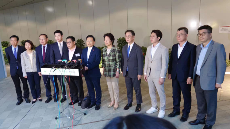 曾國衞麥美娟向逾百地區人士解說區議會改革方案