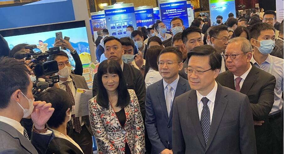 「粵港合作周」暨 SmartHK「推動高質量發展‧香港論壇」在穗啟動  李家超：三方面強化與大灣區城市合作