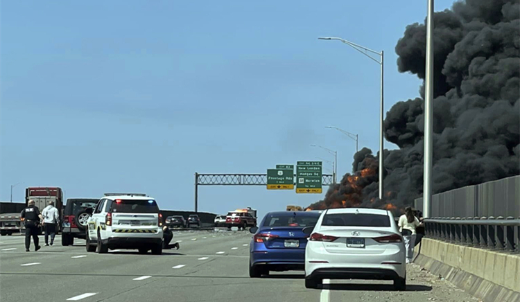 加納一大客車與油罐車相撞造成至少16人死亡