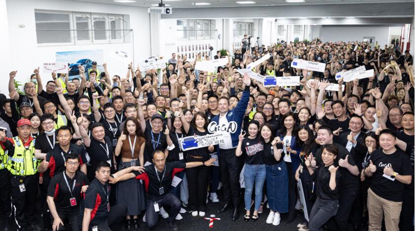 馬斯克重奪全球首富寶座 深夜視察上海廠房與員工合照