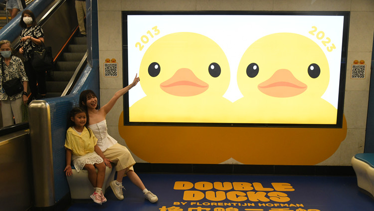 有片丨橡皮鴨超萌現身 金鐘站化身主題車站引市民圍觀