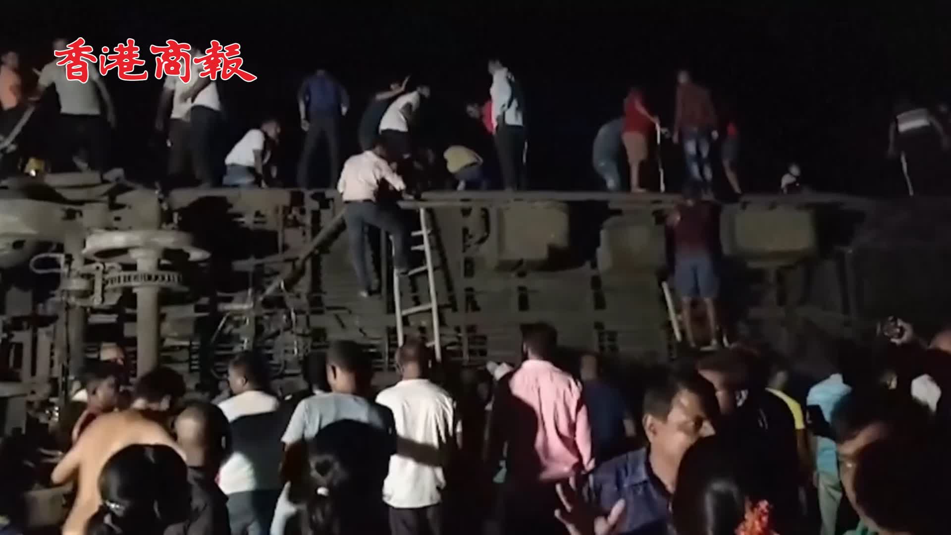 有片丨印度發生嚴重列車事故 已致兩百多人死亡